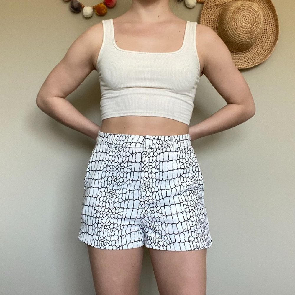 💖 3 for $35 Forever 21 Snake Skin Print High Rise Shorts Size Medium